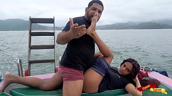 Sexo anal em alto mar...