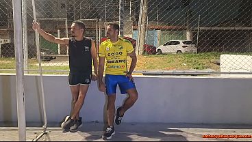 depois da pelada jogador e o treinador &eacute_ flagrado fudendo atr&aacute_s da quadra