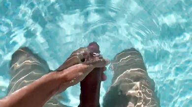 Branlette dans la piscine 1