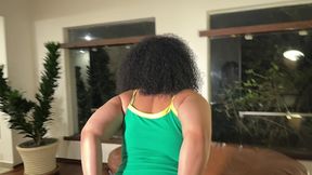 a menina trans gostosa sofie, mostrando suas curvas e seu grelao suculento, vem provar o leitinho dela