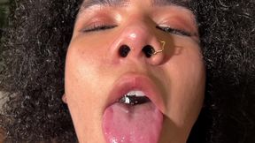 a menina trans gostosa sofie, mostrando suas curvas e seu grelao suculento, vem provar o leitinho dela