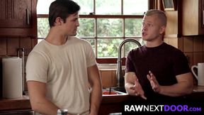 Muscle gay Leo Luckett spitroasted during bareback threeway with Lance Ford