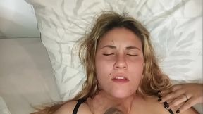 mi esposa se divierte grabando videos y disfruta mucho mientras la cojo