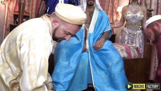Tätowierte Hengste Santi Noguera und Viktor Rom tauschen Blowjobs und Arschficks aus