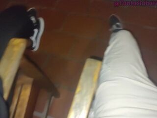 Salimos a fumar un cigarro al balcon y termina haciendo que le chupe la verga abajo de la lluvia
