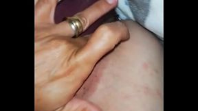 Gran troia che si infila le dita nella figa e nel culo