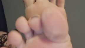 000032 Worship Mistress Vida's feet