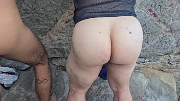 Fui mijar na praia e acabei comendo dois putos ao mesmo tempo