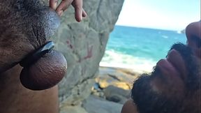 Fui mijar na praia e acabei comendo dois putos ao mesmo tempo