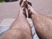 Jovencito te Enseña Sus Pies y Sus Piernas Peludas en la Piscina Pública 😝