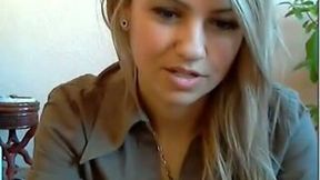 Showing her pussy on the web for her online boyfriend