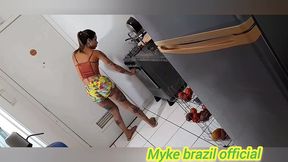 minha amiga bea veio a minha casa para fazer o almoco, ela ficou me provocando usando um short curtinho, nao resisti e comi o cuzinho apertado com forca- completo no red e no sheer