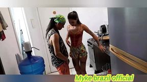 minha amiga bea veio a minha casa para fazer o almoco, ela ficou me provocando usando um short curtinho, nao resisti e comi o cuzinho apertado com forca- completo no red e no sheer