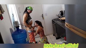 minha amiga bea veio a minha casa para fazer o almoco, ela ficou me provocando usando um short curtinho, nao resisti e comi o cuzinho apertado com forca- completo no red e no sheer