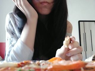 Giganta juega con tinys en su comida [Giantess full movie scene]