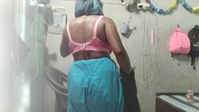 Bhabi ne ungli leke aapni choot ka pani nikala