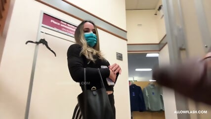 Se vuelve loca al ver la polla negra