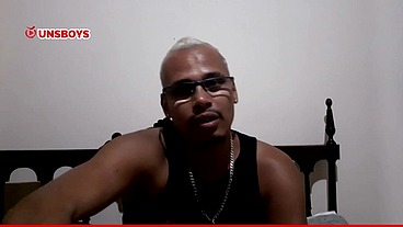 Safado tomando banho batendo uma punheta enquanto coloca o vibrador no cuzinho