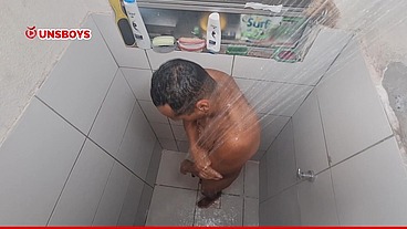 Safado tomando banho batendo uma punheta enquanto coloca o vibrador no cuzinho