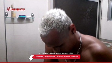 Safado tomando banho batendo uma punheta enquanto coloca o vibrador no cuzinho