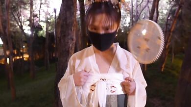 古风少女户外漏出骚穴，想要被大肉棒后入