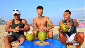 Dois novinhos macetaram o amigo safado!