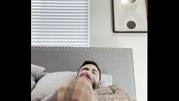 Juan Lucho juega con sus pies y abre ojete a la camara