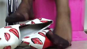 ”Gioca con le scarpe mentre indossa i collant”