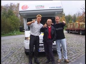 Picked up chick gets spitroasted in a threesome action in the van