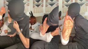 bonne fetes de paques un bon lechage de pieds avec un bon chien ...