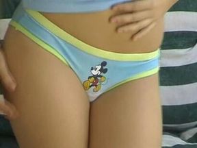 Dulce pequeña en bragas de Mickey Mouse