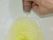 hombre joven desesperado pissing, erección matutina, primer plano