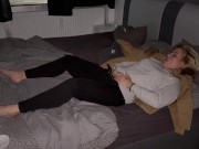 Selbstbefriedigung multiple orgasmen Klitoris reiben satisfyer vibrator Fingern feuchte Muschi