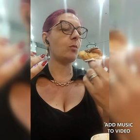 MUK-BANG colazione con croissant alla Nutella e cappuccino 😎😎😎