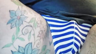 Onani, rumpeplugg, gapende, kjole – nærbilde hjemmelaget film av amatør modne transvestitter homofile horer knullet i rumpa