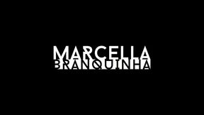 toda sensualidade da gostosa marcella branquinha, brincando com seu consolo.