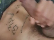 Mi prendo il CAZZO IN MANO E MI MASTURBO FINO A SBORRARE TUTTO SOPRA E GODO CON LE DITA NEL CULO