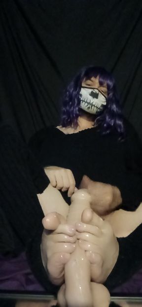 Oily footjob POV with Raven LeTrap