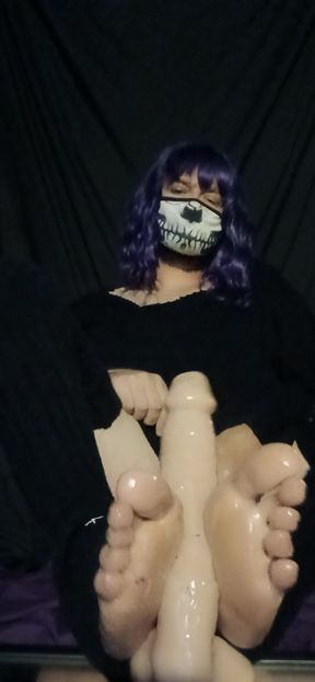 Oily footjob POV with Raven LeTrap