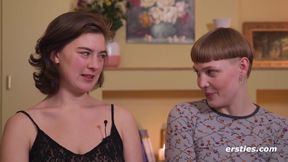 Ersties - Intensive Strap-on-Action im Doggystyle mit Emma K und Amanita