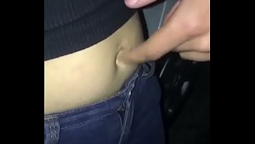 le pico el ombligo en una fiesta