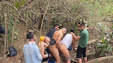 Em público fodendo com varios homens