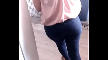 Nalgona saliendo del elevador