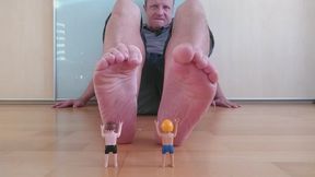 I am a giant and 2 tinies want to be crushed