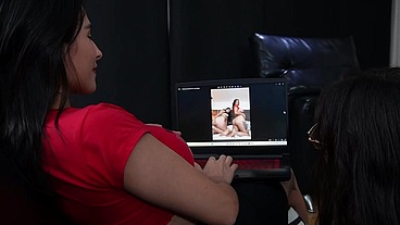 Jennifer Play y Kitty DJ sorprenden a su compañero de cuarto y terminan en sexo grupal duro