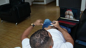 Jennifer Play y Kitty DJ sorprenden a su compañero de cuarto y terminan en sexo grupal duro
