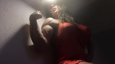 Culturiste flexes veiny arms and hairy tits for worshipping feet