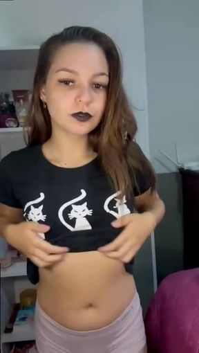 Amateur onlyfan shows off her tits