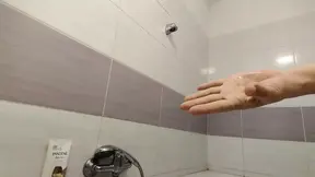 Amateur wife gives blowjob while shaving her hairy legs