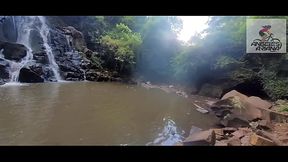 Se me fue de las manos y dos tipos me terminaron cogiendo al aire libre en Brasil